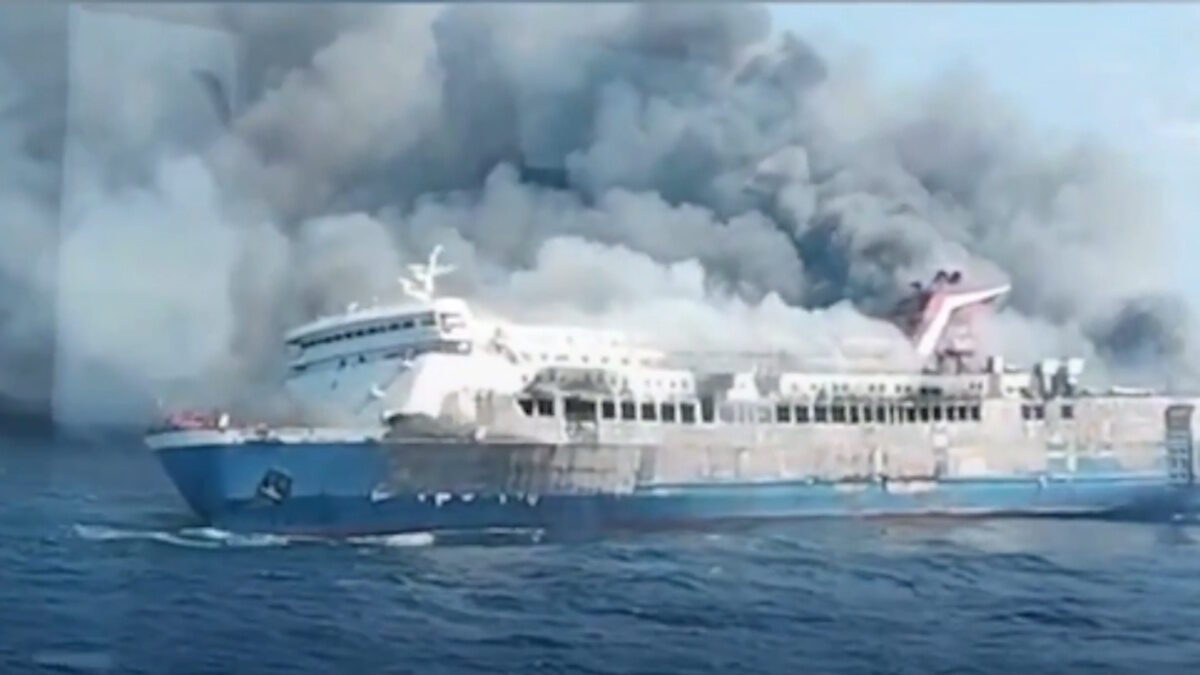 Τουλάχιστον 5 νεκροί και 41 αγνοούμενοι από φωτιά που ξέσπασε σε πλοίο στα ανοιχτά της Ινδονησίας