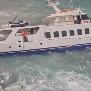 Ντίμης Μαυρόπουλος: Συγκλονιστική μαρτυρία για τον Ελληνοκύπριο επιχειρηματία – «Τα κύματα χτυπούσαν το πλοίο και το έριξαν στα βράχια, φίλοι του φώναζαν να κατέβει»