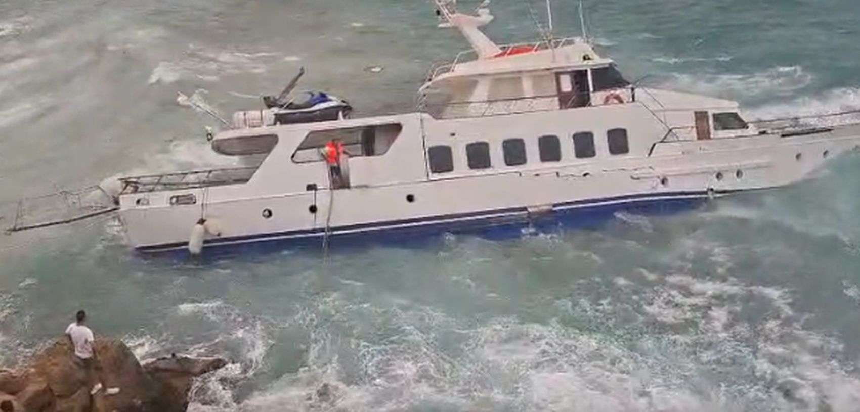 Συγκλονιστική μαρτυρία για την τραγωδία με τον Ντίμη Μαυρόπουλο στην Κύπρο: «Τα κύματα χτυπούσαν το πλοίο και το έριξαν στα βράχια, φίλοι του φώναζαν να κατέβει»