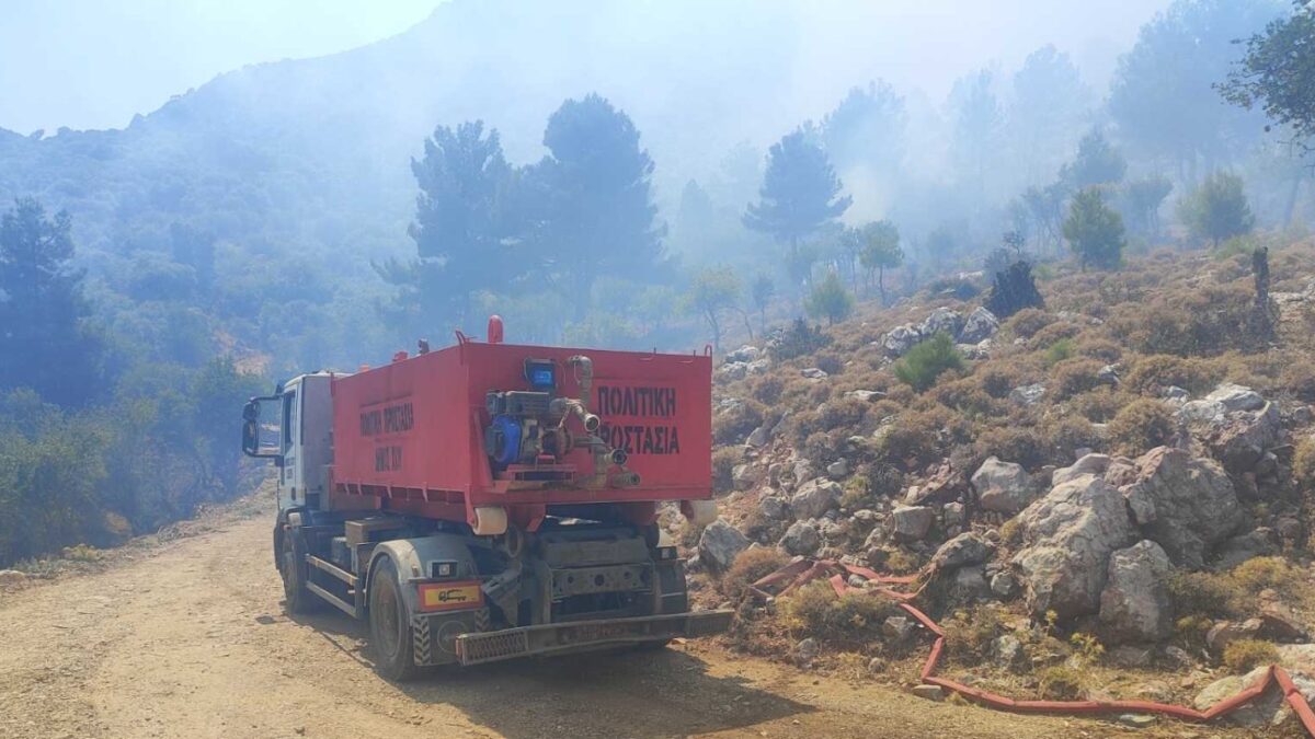 Πυροσβεστικό όχημα της Πολιτικής Προστασίας