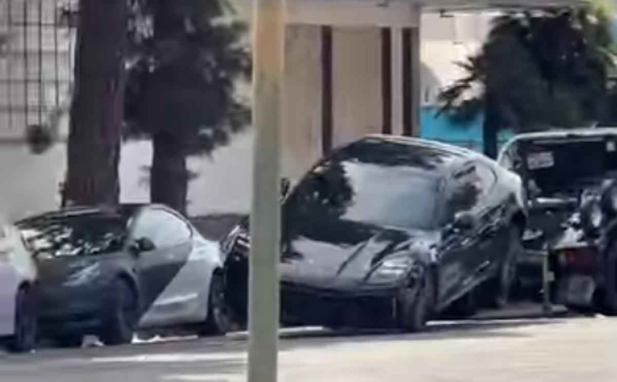 Απίστευτη σκηνή στο Λος Αντζελες: Οδηγός Porsche γκαζώνει και ξεφεύγει από γερανό της Τροχαίας