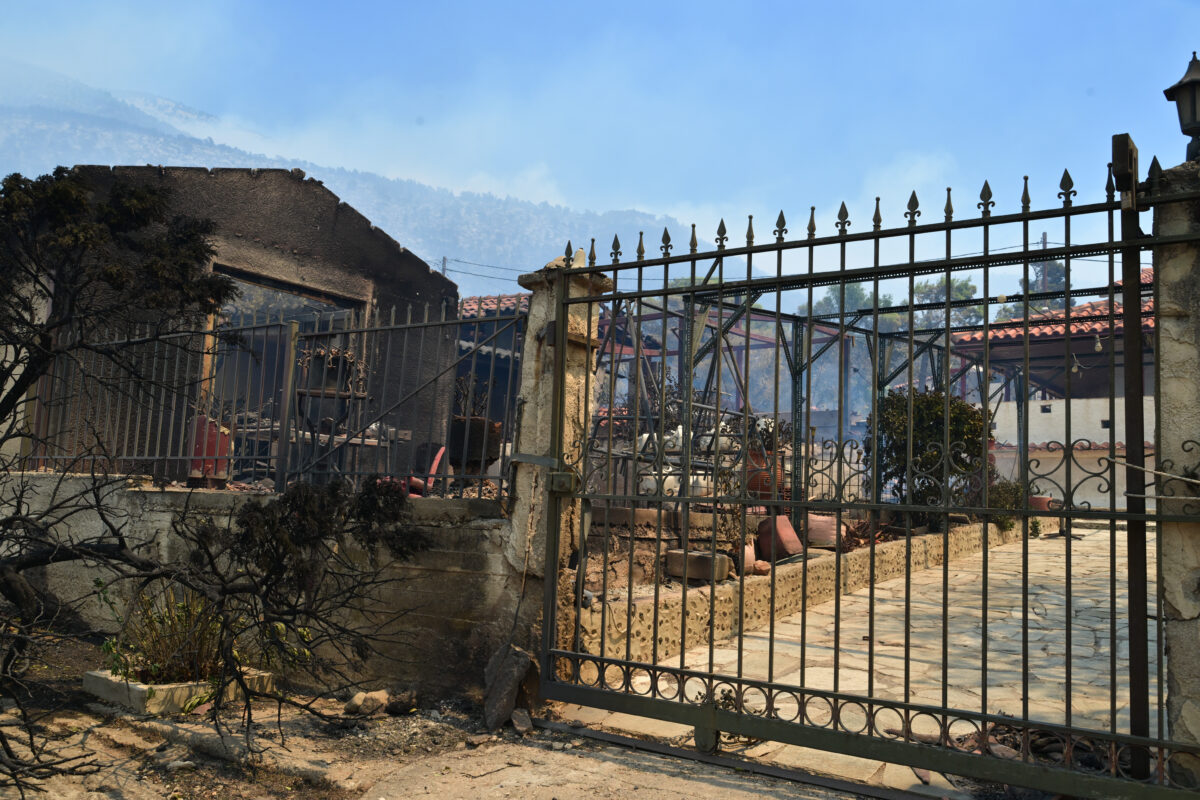 Συνεχίζεται για 2η ημέρα η μεγάλη πυρκαγιά στην Βοιωτία στην ευρύτερη περιοχή του Κορινθιακού κόλπου, από την Δομβραίνα εως το Πόρτο Γερμενό, Σάββατο 1 Αυγούστου 2026 (ΤΑΤΙΑΝΑ ΜΠΟΛΑΡΗ