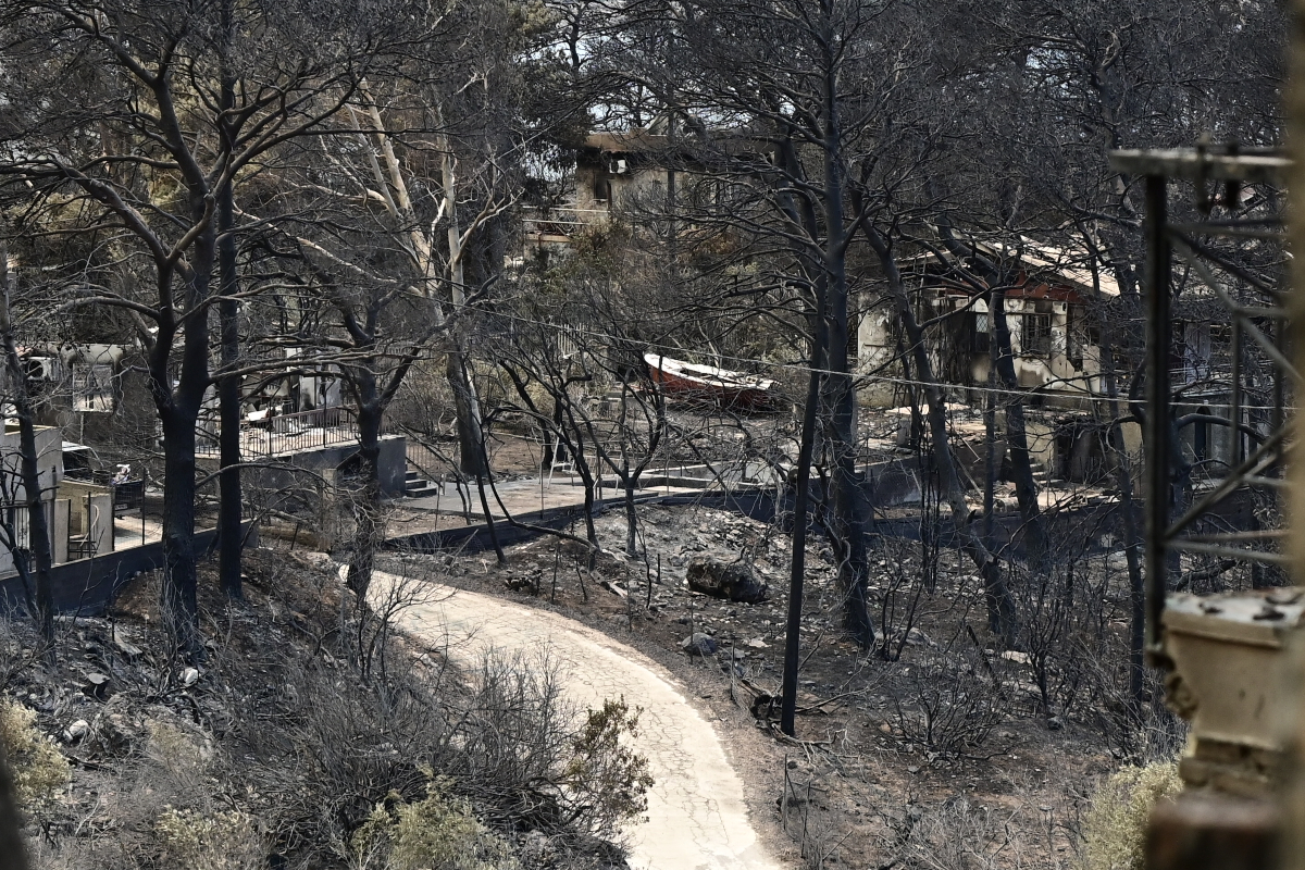 Χωρίς ενεργό μέτωπο η φωτιά στη Δυτική Αττική: Φόβοι για αναζωπυρώσεις - «30 ώρες δεν είχαμε εναέρια μέσα»