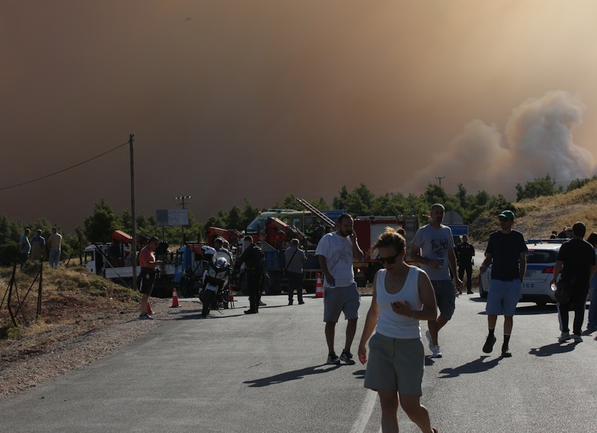 Πώς η Πυροσβεστική διέσωσε ανθρώπινες ζωές από την καταστροφική φωτιά στην Αττικοβοιωτία - Πάνω από 250 άτομα απομακρύνθηκαν διά θαλάσσης
