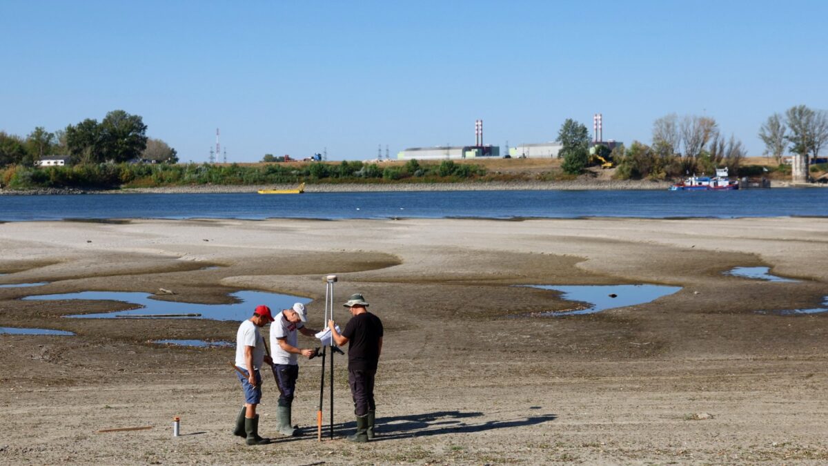 Members of the Water Management Authory prepare the construction on a riverbed sill to raise the Danube's water level near the Paks Nuclear Power Plant in Dunaszentbenedek, Hungary, August 13, 2026. REUTERS/Bernadett Szabo