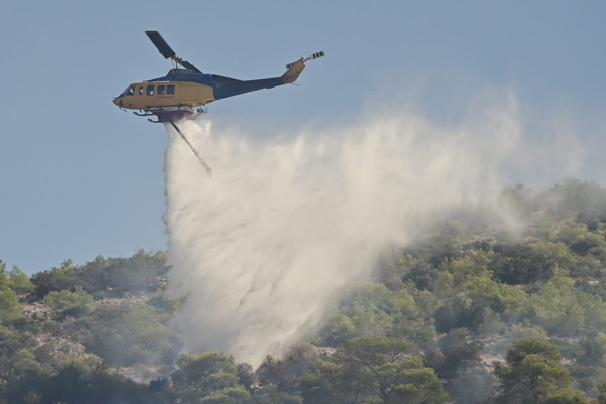 Φωτιά στη Γαστούνη Ηλείας: Και εναέρια στη μάχη της κατάσβεσης
