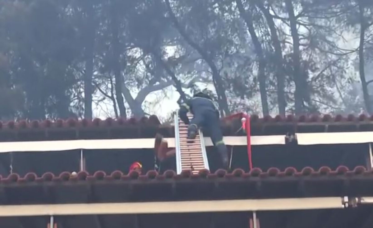 Η στιγμή που ο πυροσβέστης χάνει την ισορροπία του και πέφτει από τη σκάλα