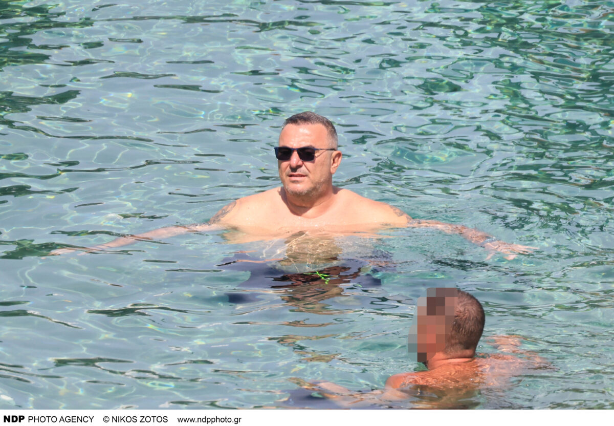 Ο Αντώνης Ρέμος στη θάλασσα