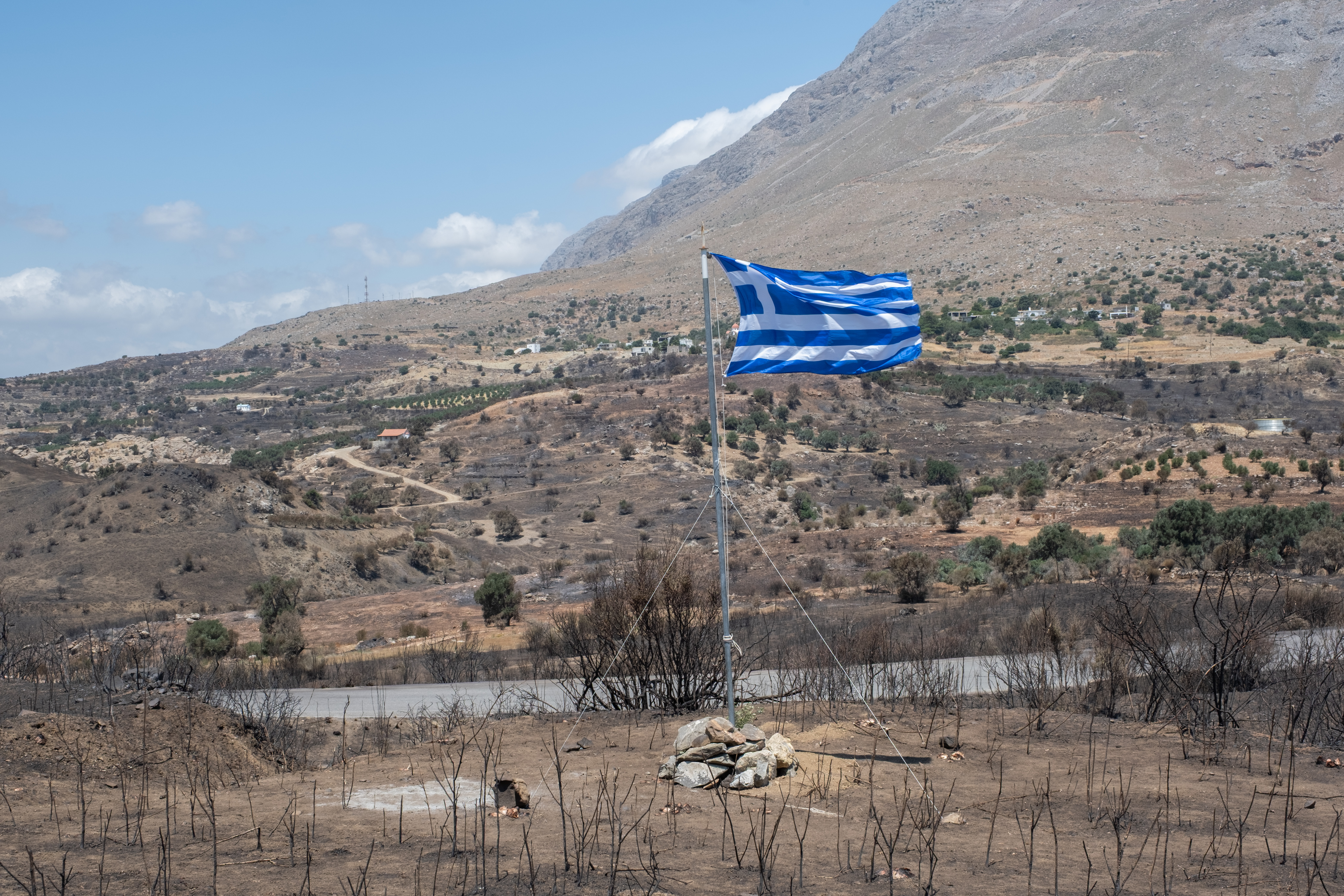 Ελληνική σημαία στο σημείο όπου πέθαναν οι 2 πυροσβέστες στο Ρέθυμνο - Εικόνες καταστροφής μετά την πύρινη κόλαση
