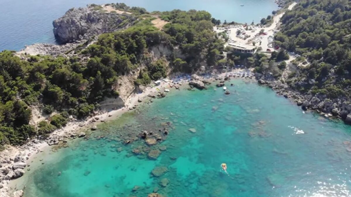 Η παραλία «Άντονι Κουίν» στη Ρόδο