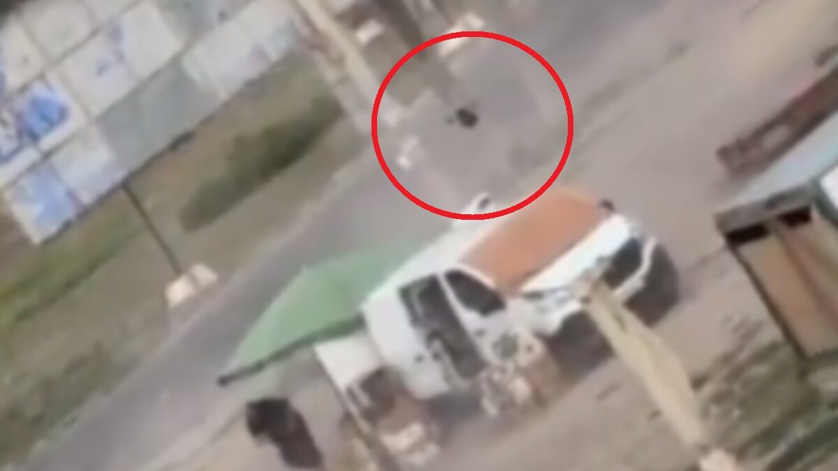 Ρωσικό drone καταδιώκει άμαχο στη Χερσώνα