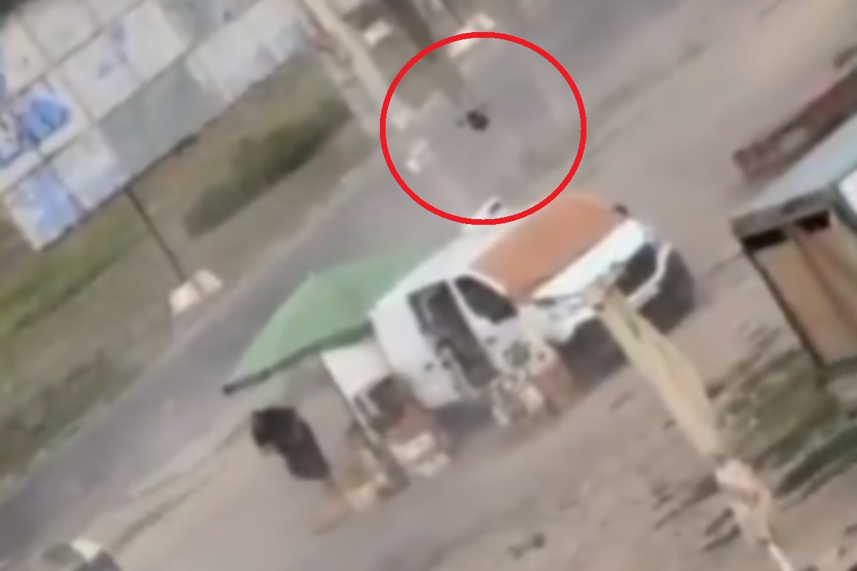 Ρωσικό drone καταδιώκει άμαχο στη Χερσώνα