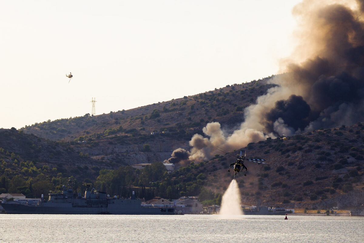 Φωτιά στη Σαλαμίνα: «Δεν απειλήθηκαν εγκαταστάσεις και πλοία Πολεμικού Ναυτικού»