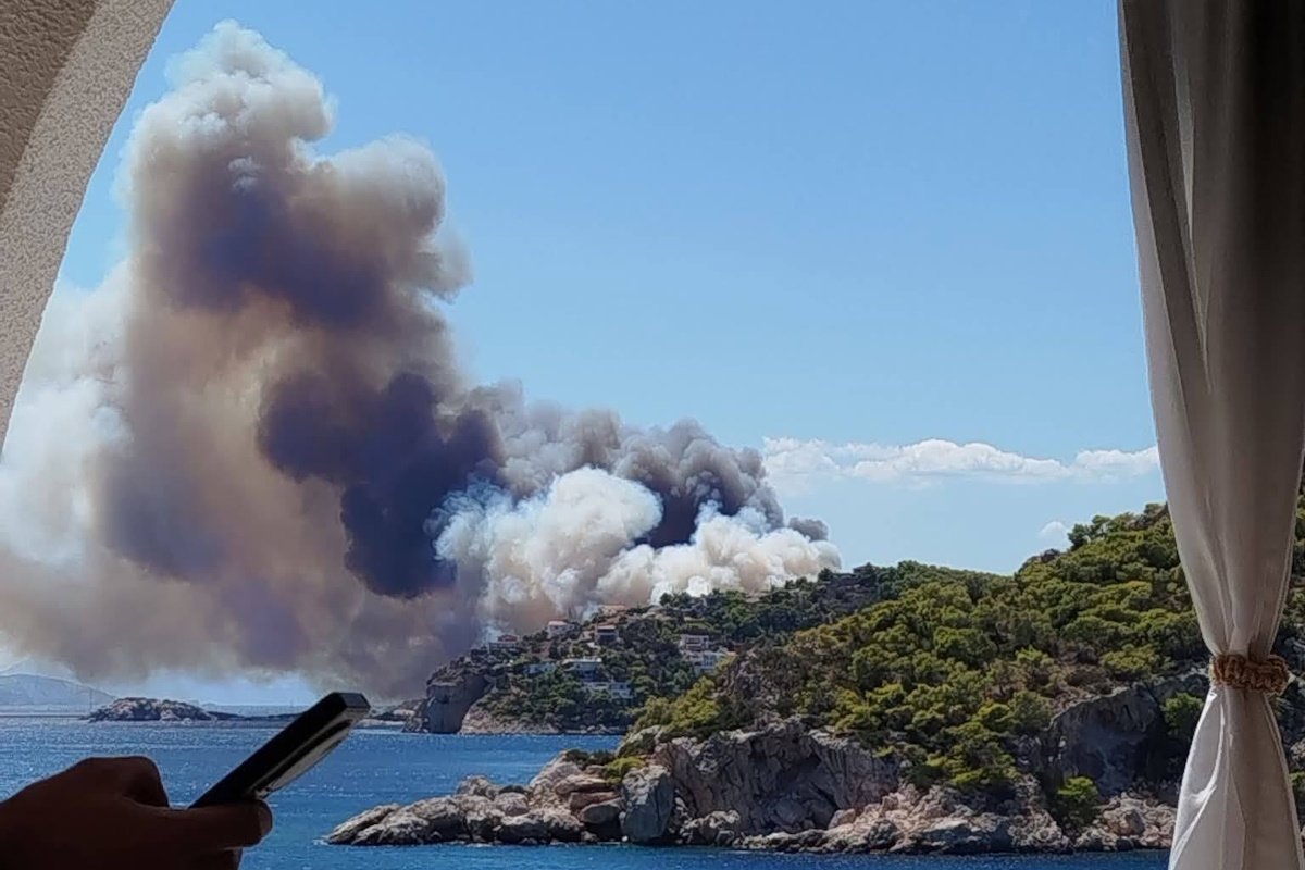Φωτιά στη Σαλαμίνα: Μεγάλη κινητοποίηση στα Περιστέρια, μήνυμα του 112 για ετοιμότητα - Σηκώθηκαν 7 εναέρια μέσα
