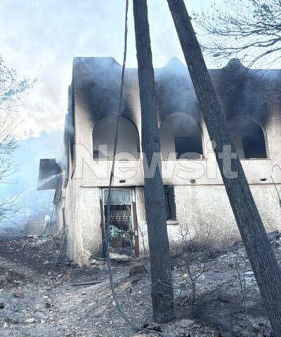 Φωτιά στη Σαλαμίνα με δυο νεκρούς: Οι δυο ύποπτες ταυτόχρονες εστίες και η καταγγελία για ακαθάριστο οικόπεδο