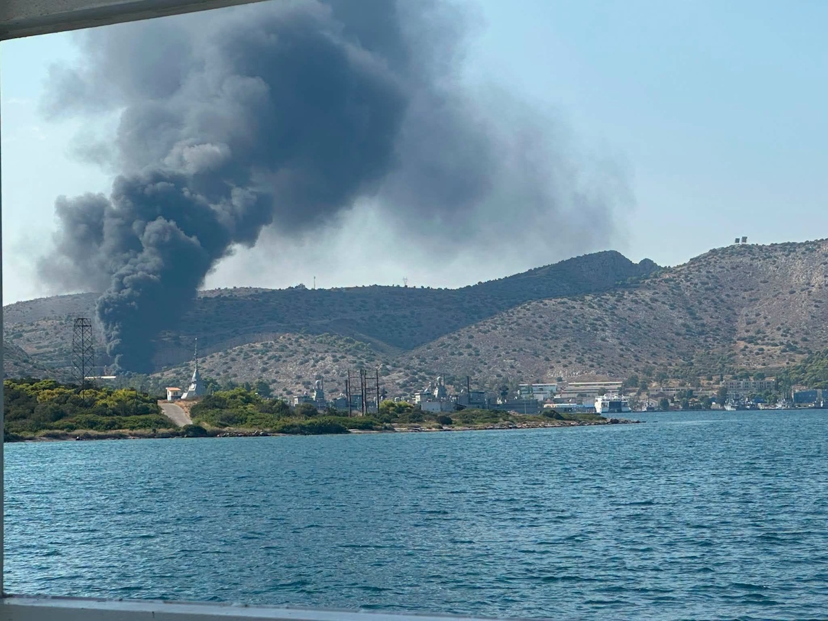 Φωτιά στο Ελληνικό Σαλαμίνας, στο όριο του Ναυστάθμου - Μήνυμα του 112 για εκκένωση περιοχών