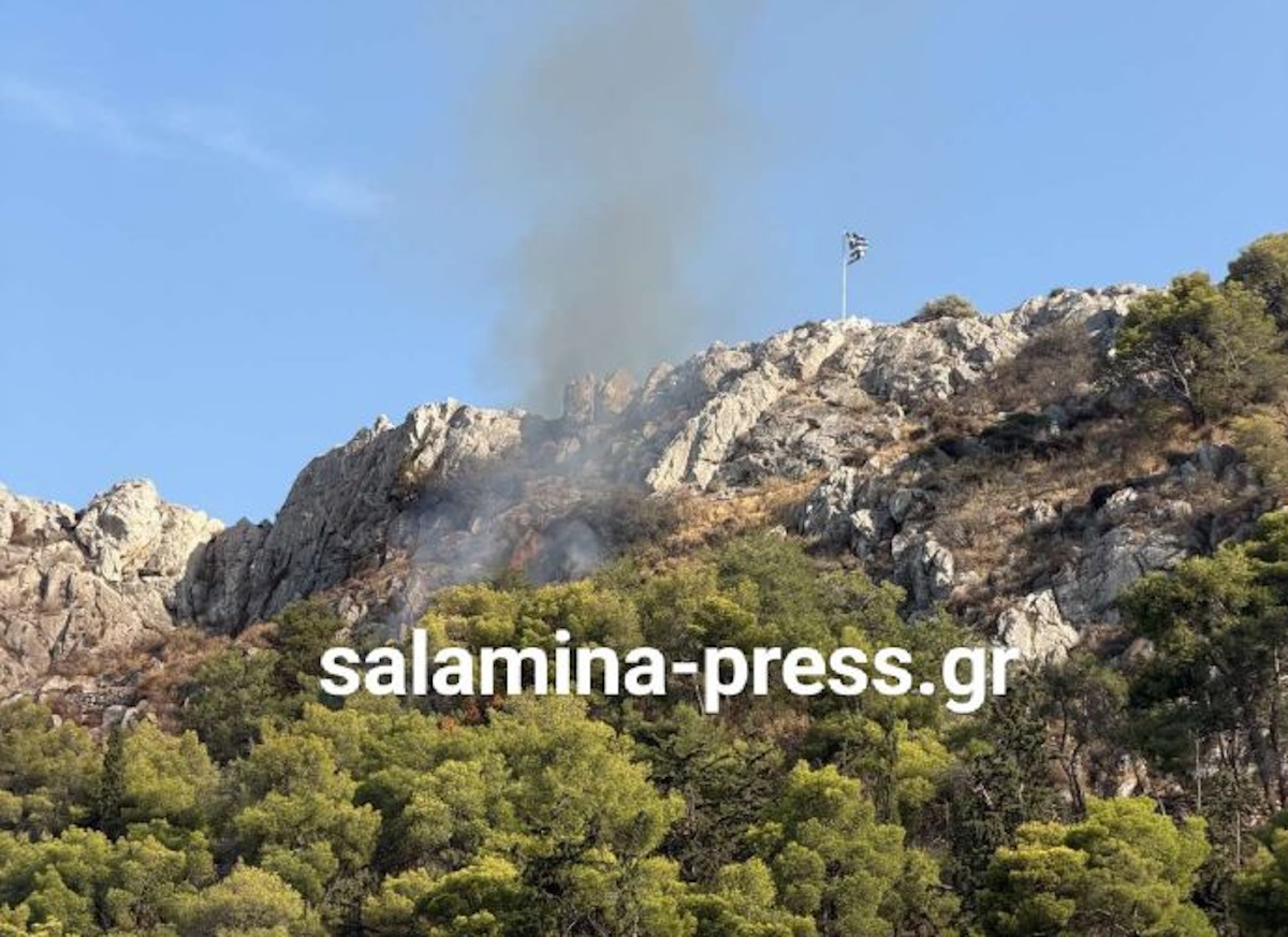 Φωτιά στην Σαλαμίνα: Πραγματοποιούνται ρίψεις νερού από 2 ελικόπτερα