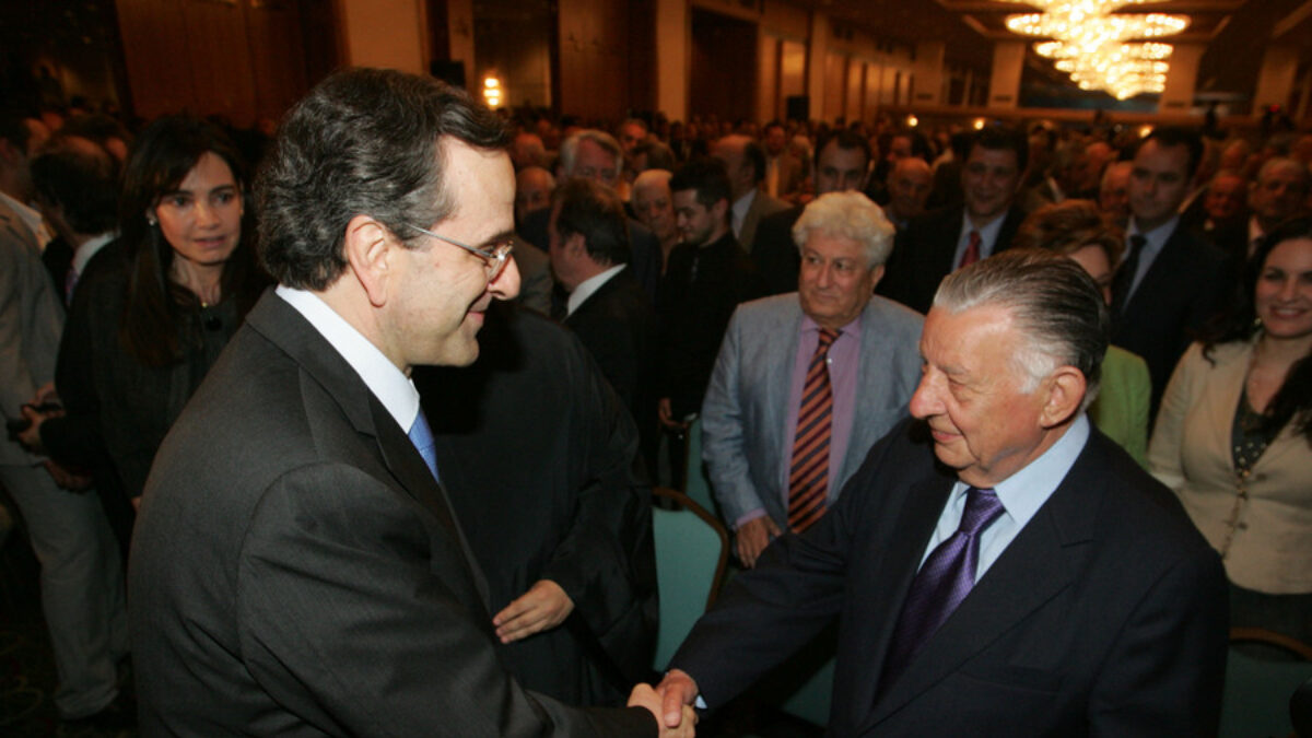 Ο πρόεδρος του Ινστιτούτου Ιωάννης Βαρβιτσιώτης (Δ) σε εκδήλωση του Ινστιτούτου Δημοκρατίας "Κ. Καραμανλής" με ομιλία του ΥΠΠΟ Αντώνη Σαμαρά (Α) με θέμα "Προκλήσεις και προοπτικές για την ΕΕ", Δευτέρα 18 Μαϊου 2009