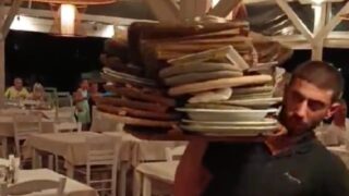 «Αρσιβαρίστας» σερβιτόρος σηκώνει υπερφορτωμένο δίσκο και γίνεται viral