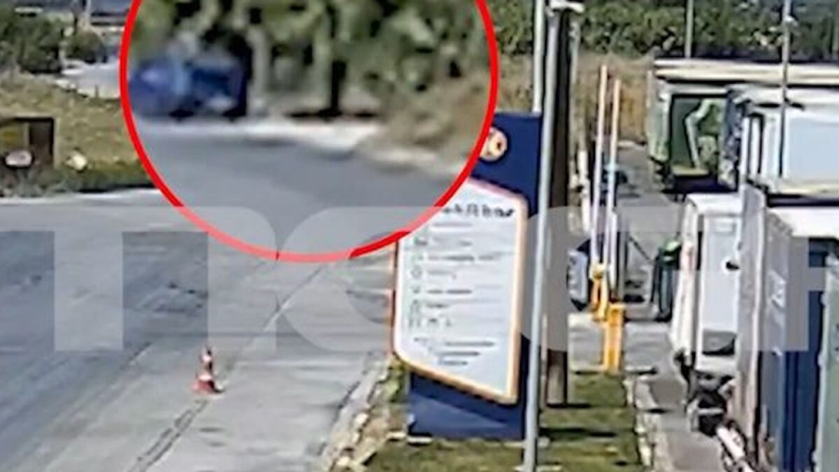 Στιγμιότυπο από έναν από τους έξι εμπρησμούς που έκανε ο 59χρονος στη Σίνδο