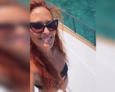 Η Σίσσυ Χρηστίδου έκανε βόλτα με σκάφος στην Κρήτη και φανέρωσε το ειδυλλιακό τοπίο που απολαμβάνει