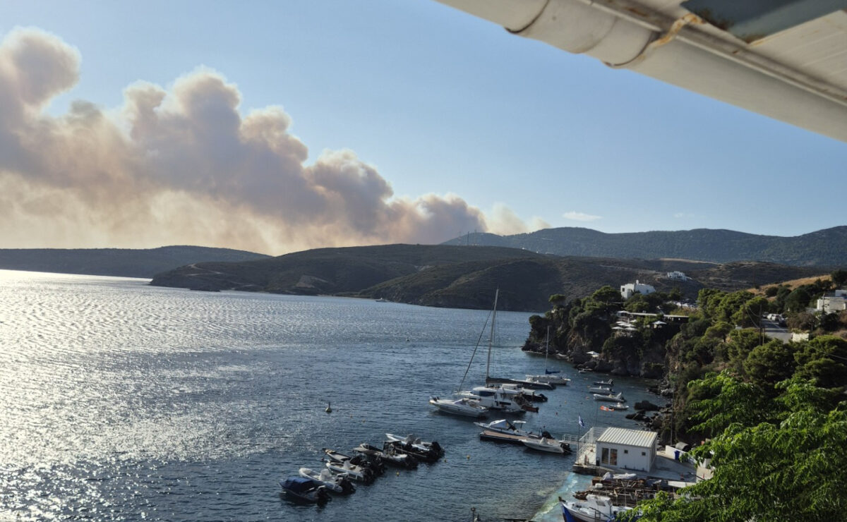 Φωτιά στη Σκύρο: Σηκώθηκαν 6 αεροσκάφη και 4 ελικόπτερα - Μήνυμα του 112 για εκκένωση του οικισμού Αγιος Φωκάς και Πεύκο