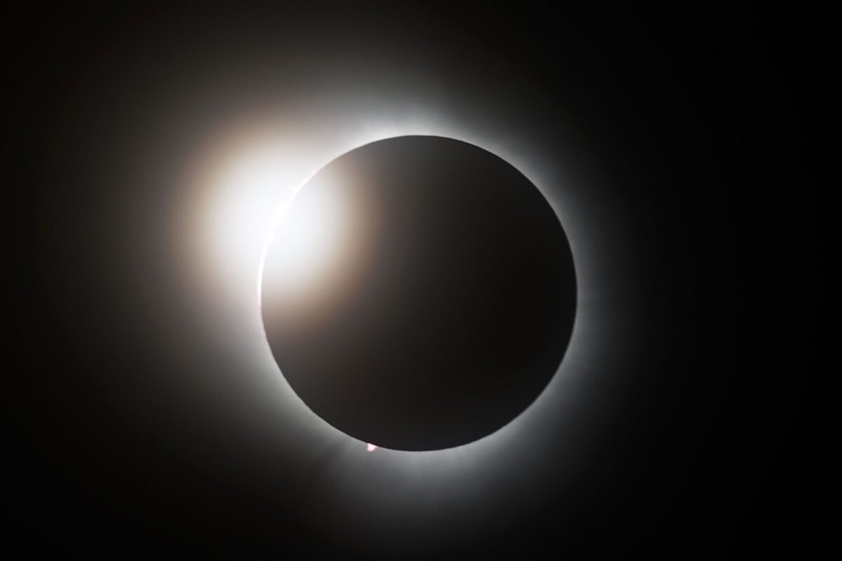 Ολική έκλειψη Ηλίου: Πού θα τη δείτε live από NASA και ESA - Το σπάνιο φαινόμενο που βυθίζει την Ευρώπη στο σκοτάδι