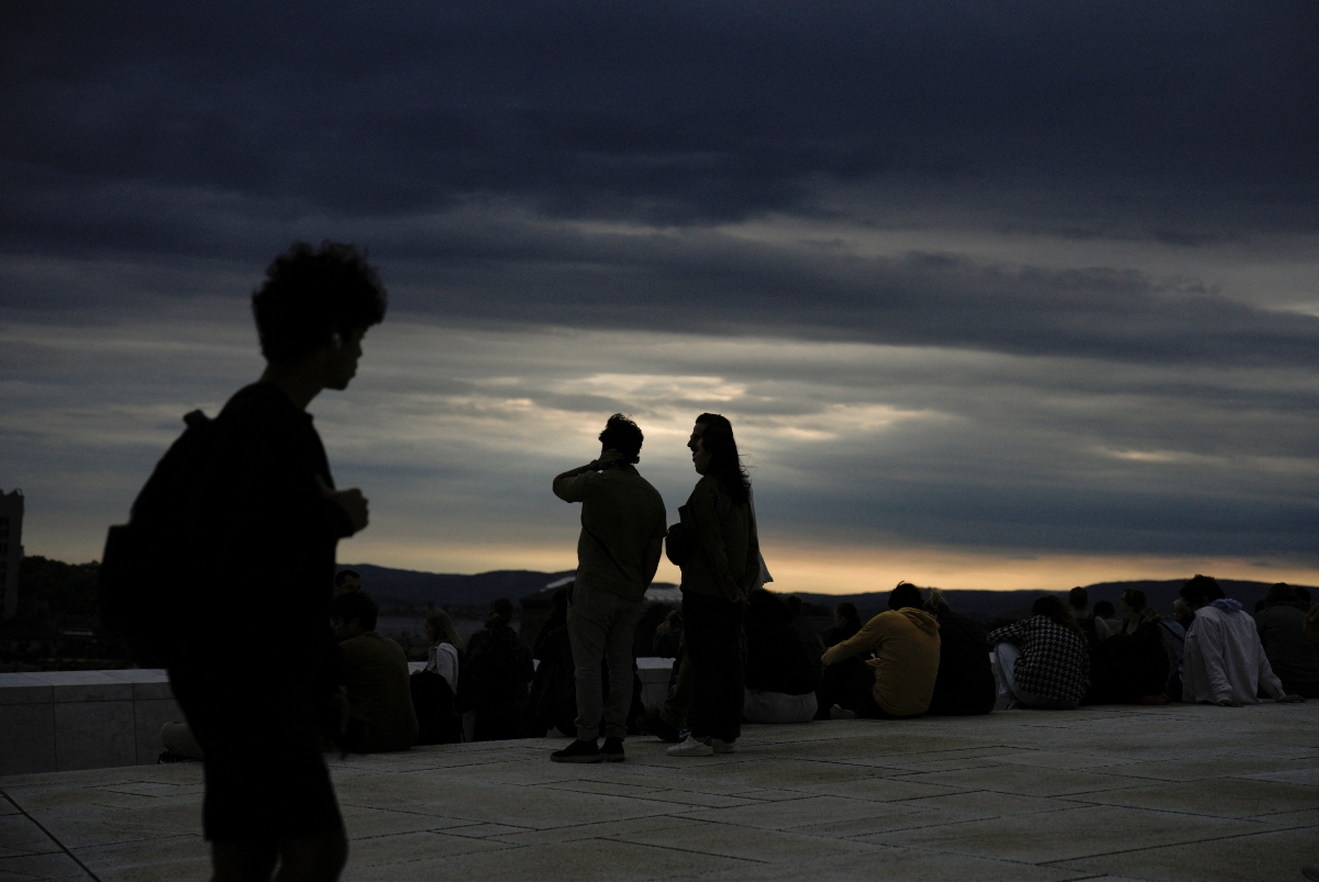 Κόσμος παρακολουθεί την έκλειψη ηλίου στην Νορβηγία