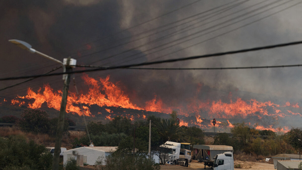Smoke and flame rise amid deadly wildfires affecting Almeria province, in Los Gallardos, Almeria, Spain, July 10, 2026. REUTERS/Violeta Santos Moura  TPX IMAGES OF THE DAY