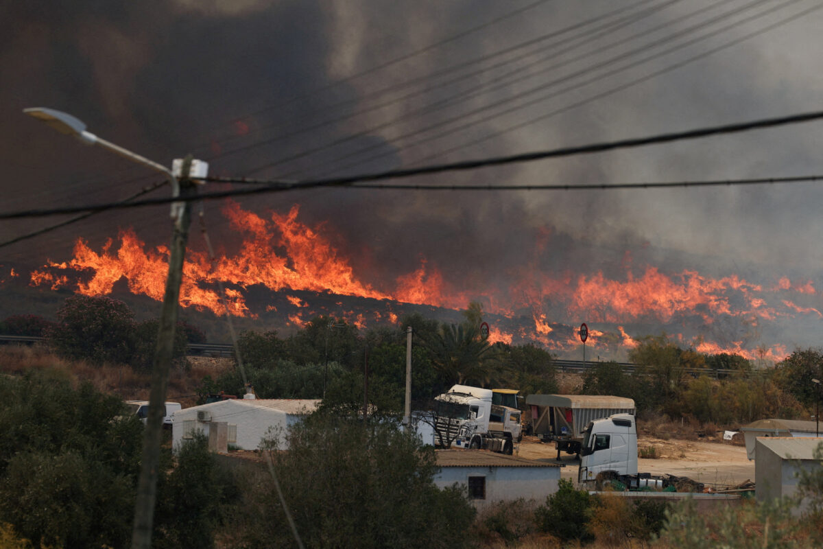 Smoke and flame rise amid deadly wildfires affecting Almeria province, in Los Gallardos, Almeria, Spain, July 10, 2026. REUTERS/Violeta Santos Moura  TPX IMAGES OF THE DAY