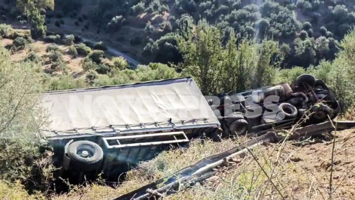 Το σημείο που έπεσε το φορτηγό στον γκρεμό