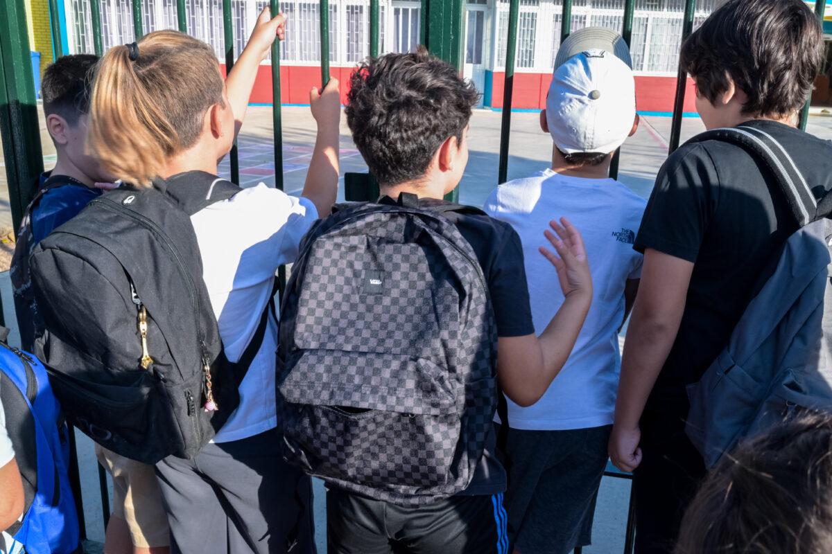 Νέοι κανόνες για τις σχολικές εκδρομές: Τι αλλάζει σε συνοδούς, ασφάλεια και κινητά τηλέφωνα