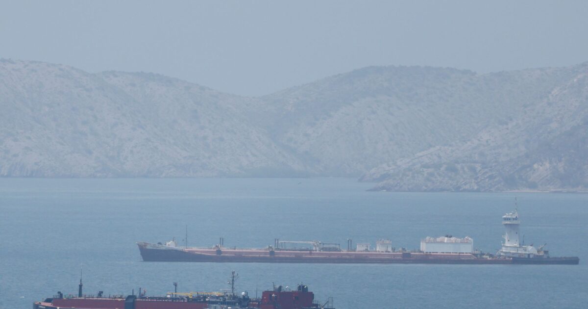 Το Ιράν απειλεί με πρόστιμα και κατάσχεση φορτίων 45 τάνκερ στα Στενά του Ορμούζ