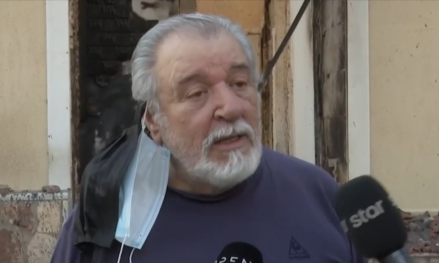 Ο Τάσος Χαλκιάς συντετριμμένος έξω από το καμένο του σπίτι στο Πόρτο Γερμενό: Ήμουν περήφανος που θα άφηνα κάτι στα παιδιά μου