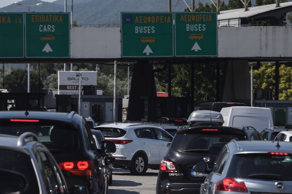 Αυτοκίνητα περιμένουν για την είσοδό τους στην Ελλάδα στον σταθμό του Προμαχώνα στα σύνορα με την Βουλγαρία.