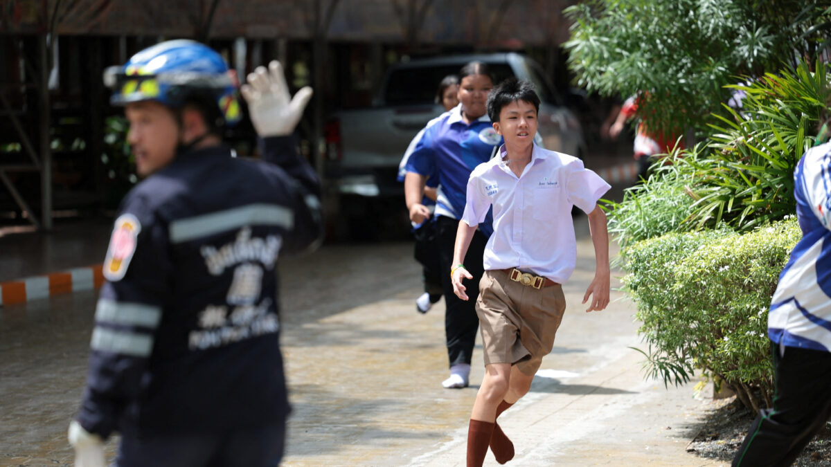 Students run as they evacuate from Debsirin Nonthaburi School, the site of a shooting incident, in Bang Kruai district in Nonthaburi province on the outskirts of Bangkok, Thailand, August 7, 2026. REUTERS/Chalinee Thirasupa TPX IMAGES OF THE DAY