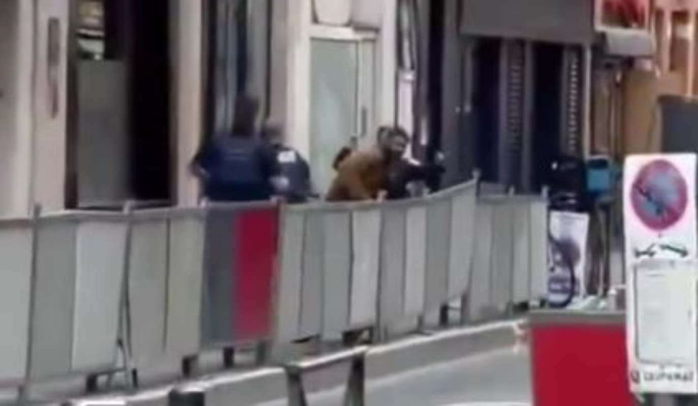 Άνδρας φώναξε «Αλλάχου Άκμπαρ» και επιτέθηκε με μαχαίρια σε αστυνομικούς στην Τουλούζη - Δύο τραυματίστηκαν σοβαρά