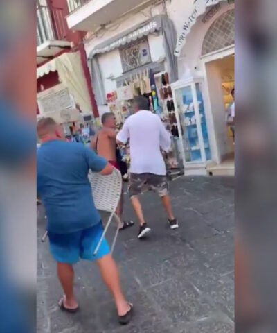 Ιταλία: Βίντεο με άγριο καυγά μεταξύ τουριστών στο Κάπρι – Αντάλλαξαν μπουνιές κλοτσιές και εκτόξευσαν καρέκλες