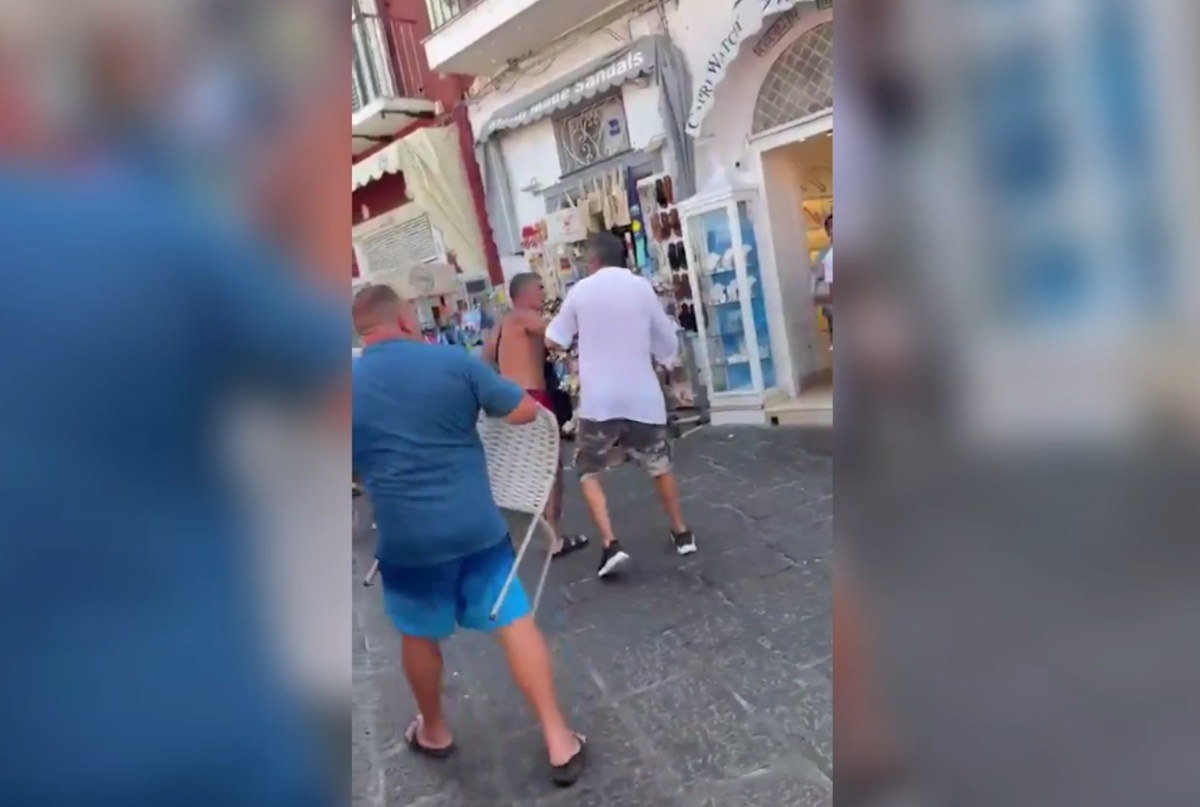 Ιταλία: Βίντεο με άγριο καυγά μεταξύ τουριστών στο Κάπρι – Αντάλλαξαν μπουνιές κλοτσιές και εκτόξευσαν καρέκλες