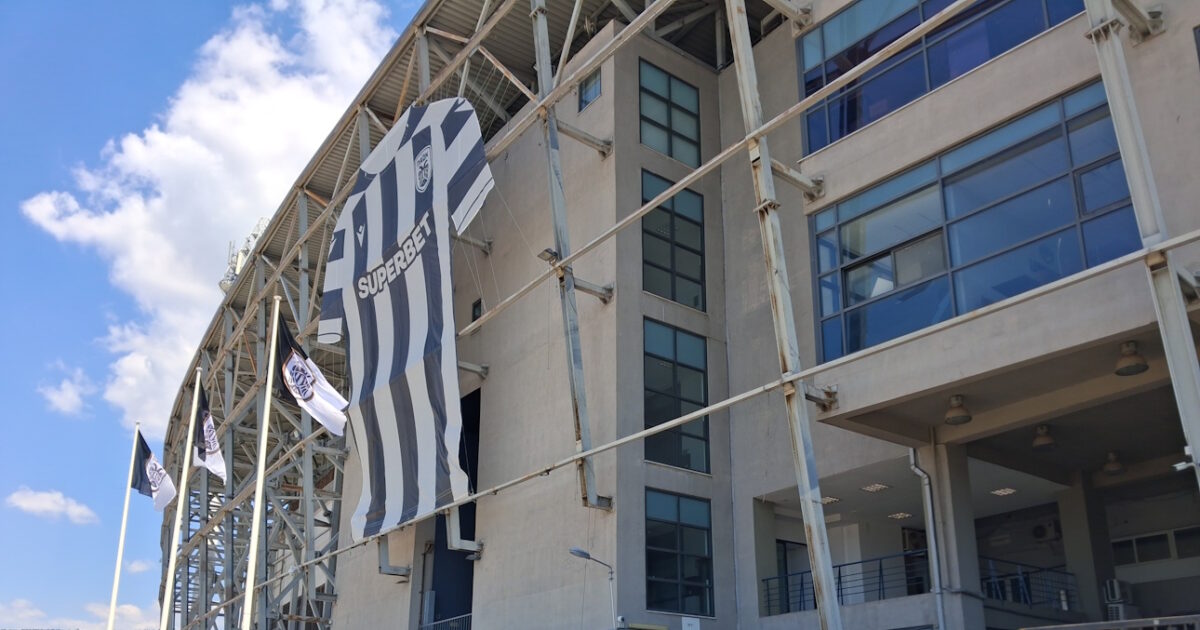 Γιάννης Κωνσταντέλιας: Πανό κατάληψης στην Τούμπα από οπαδούς του ΠΑΟΚ και αίτημα για επικοινωνία με Ιβάν Σαββίδη