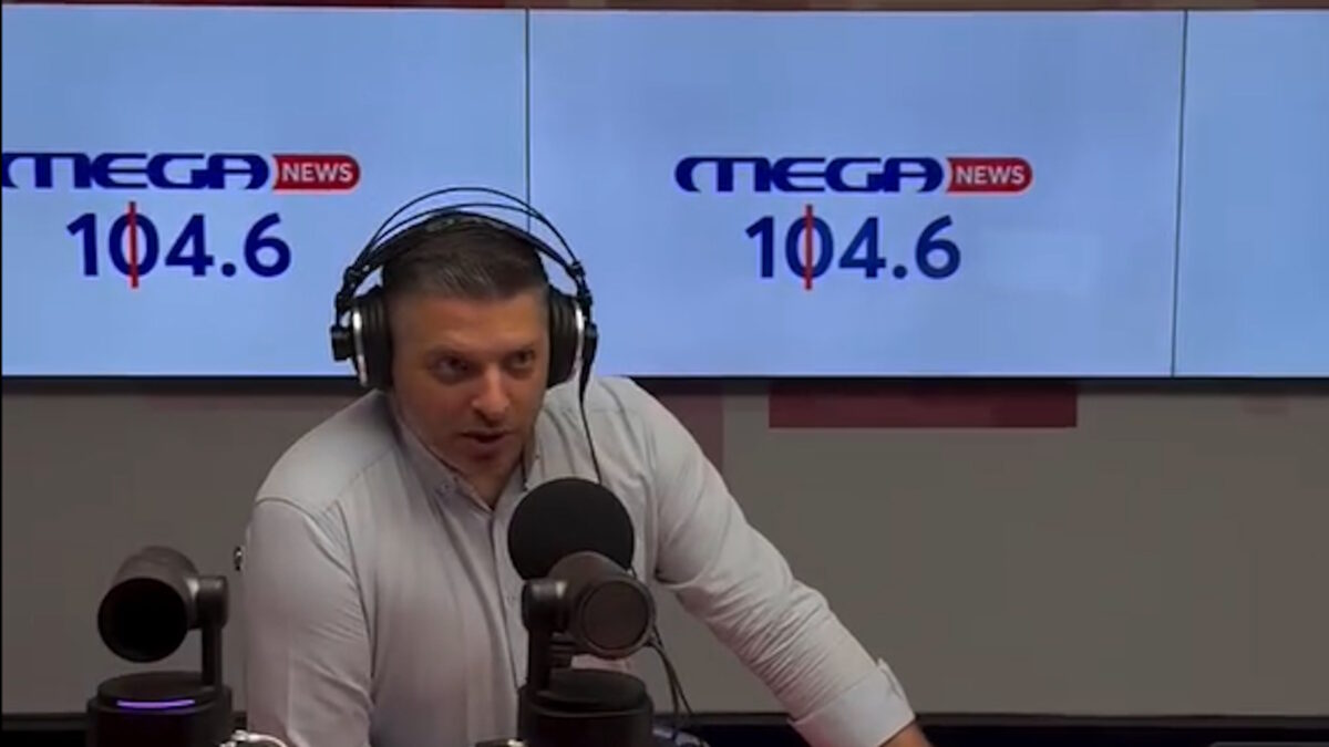 Ο Βασίλης Τσεκούρας στην πρώτη εκπομπή του νέου ραδιοφωνικού σταθμού