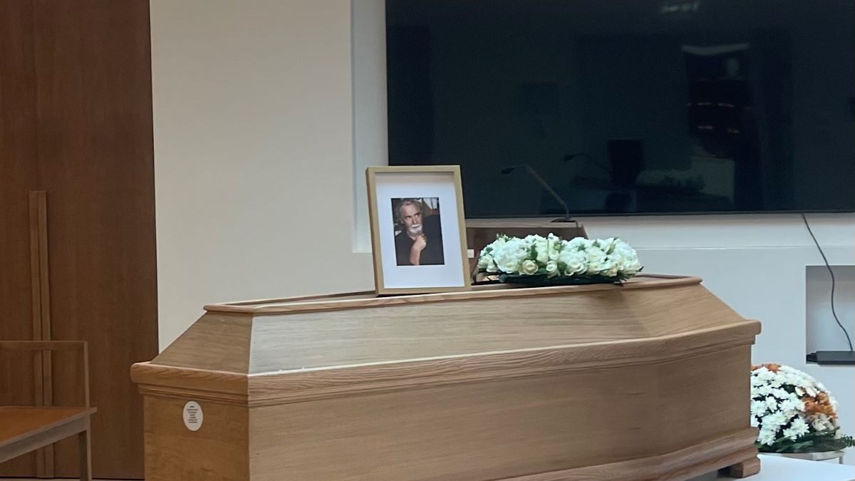 Το φέρετρο με τη σορό του Κωνσταντίνου Τσουκαλά στο Αποτεφρωτήριο Ριτσώνας