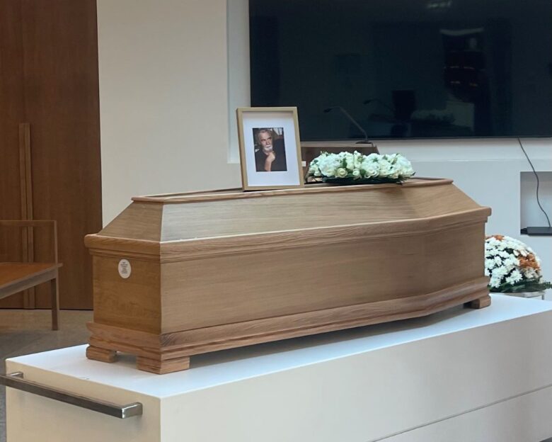 Το φέρετρο με τη σορό του Κωνσταντίνου Τσουκαλά στο Αποτεφρωτήριο Ριτσώνας
