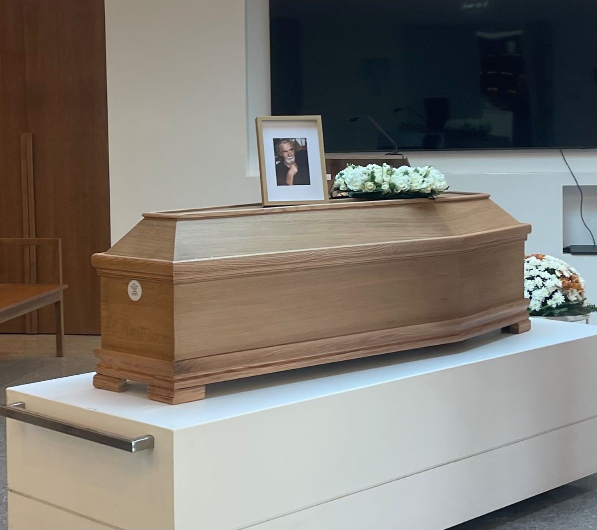 Το φέρετρο με τη σορό του Κωνσταντίνου Τσουκαλά στο Αποτεφρωτήριο Ριτσώνας