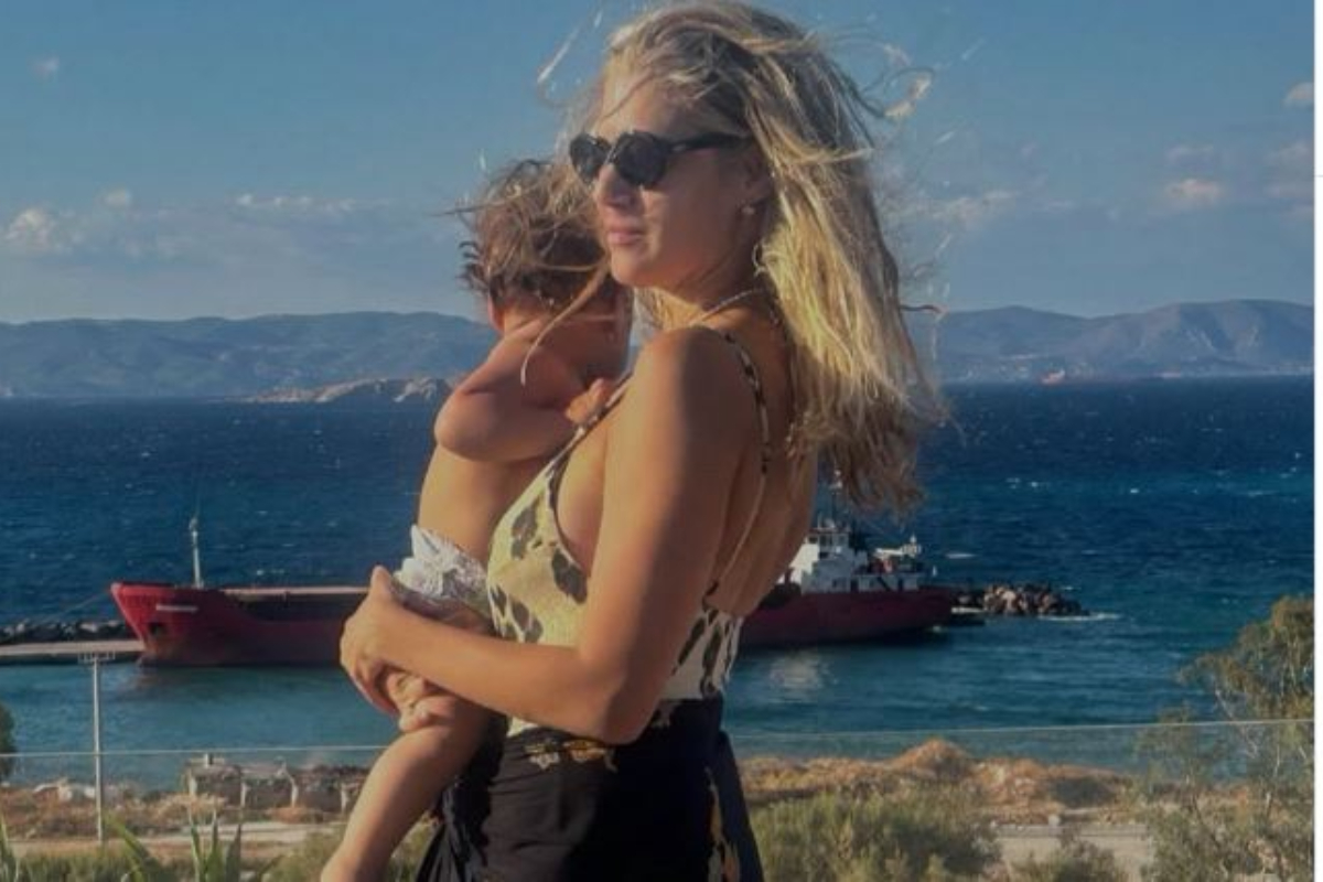 H Τζένη Θεωνά ποζάρει αγκαλιά με τον γιο της μπροστά στη θάλασσα