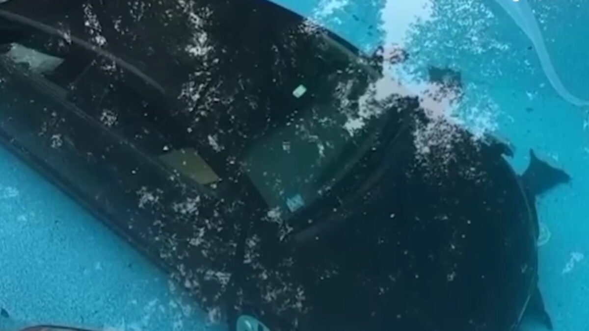 Αυτοκίνητο «πάρκαρε» σε πισίνα σπιτιού στη Μασαχουσέτη