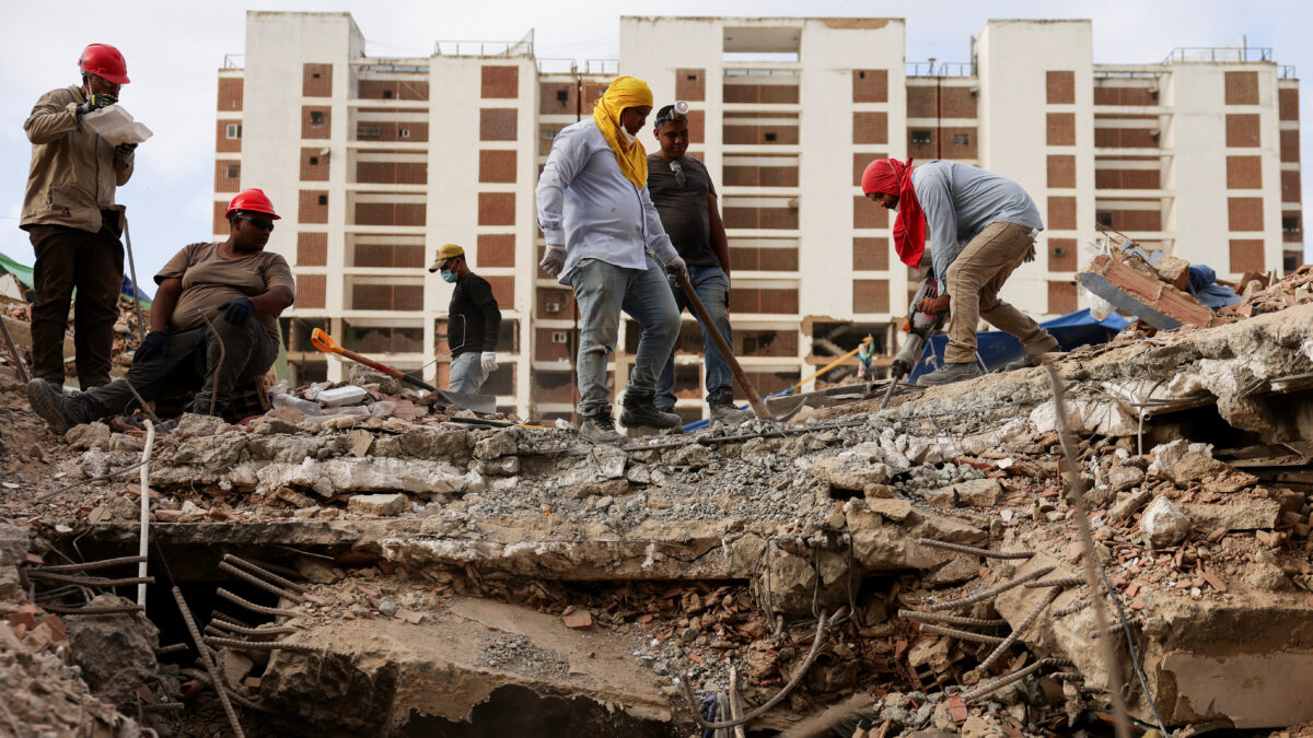 People search for the bodies of their loved ones beneath the rubble, after earthquakes rocked Venezuela on June 24, killing and displacing thousands of people, in Caraballeda, La Guaira, Venezuela, July 29, 2026. REUTERS/Gaby Oraa