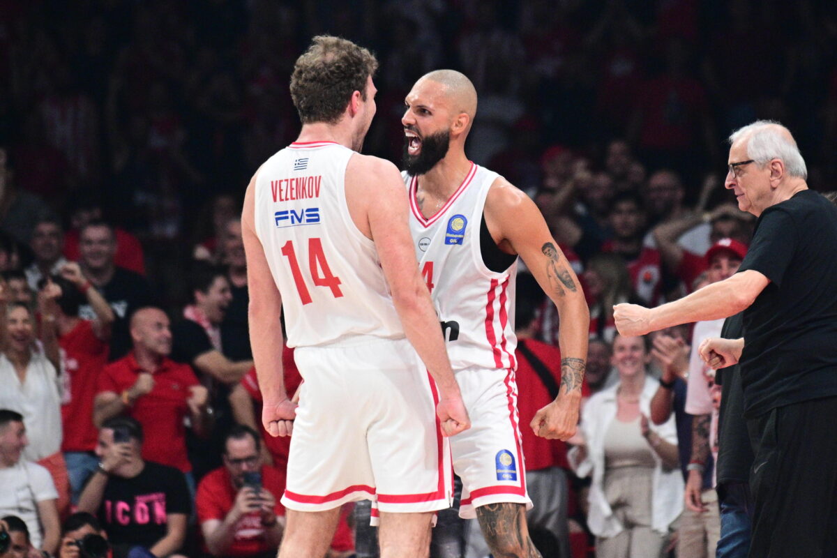 Η Euroleague θυμήθηκε τη σεζόν των Βεζένκοφ και Φουρνιέ με τον Ολυμπιακό: «Μία χρονιά, δύο MVPs»