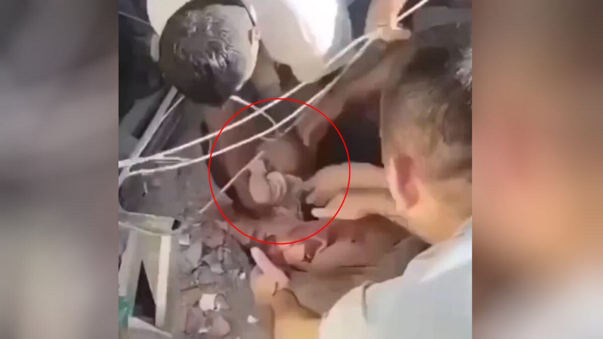Η στιγμή που ανασύρεται ζωντανό το βρέφος