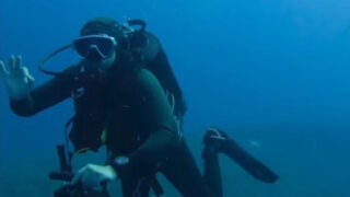 Ο Ηλίας Βρεττός σε εικόνα από την κατάδυση που έκανε